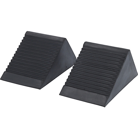 Zwei schwarze, keilförmige Unterlegkeile, die für die sichere Parkposition von Fahrzeugen dienen.